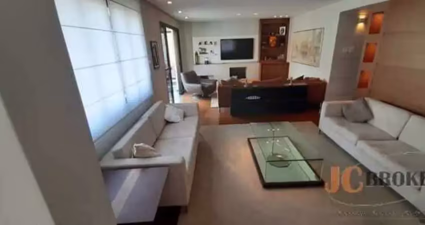 Apartamento reformado com 212m² de área útil, 4 dormitórios sendo 2 suítes, 4 vagas