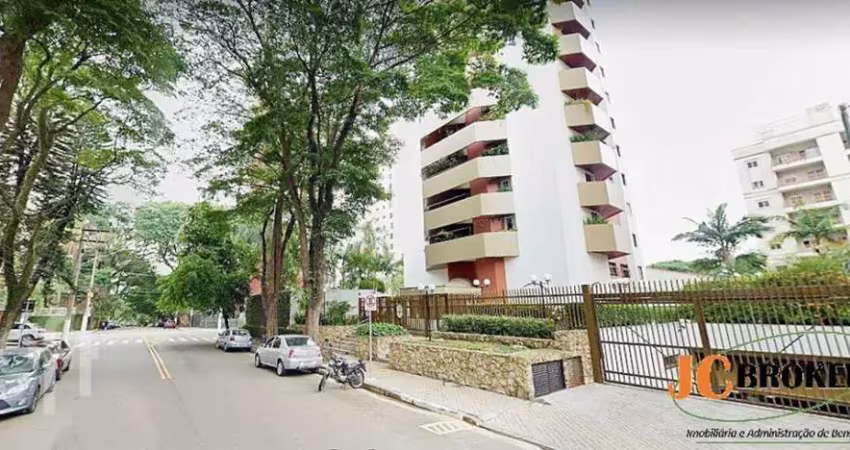 Apartamento com 272m² de área útil, amplo living para 2 ambientes, sala de jantar, 1 por andar.
