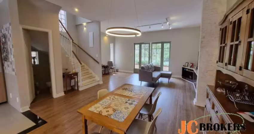 Casa assobradada com 260 m² de terreno, 3 dormitórios, sendo 1 suíte, garagem com 5 vagas