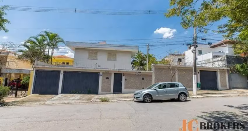 Casa com 332m² de área útil, 4 dormitórios sendo 2 suítes, 6 vagas