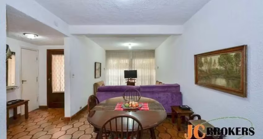 Casa com 187 m², 5 dormitórios sendo 2 suítes, living para 2 ambientes, um amplo quintal