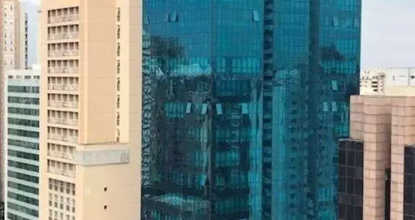 Sala comercial com 180 m² de área útil, toda reformada com piso em porcelanato, 4 vagas
