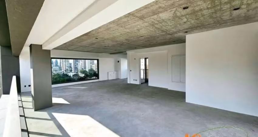 Apartamento com 227 m², 3 suítes, sendo 2 com varanda, amplo living com varanda integrada, 3 vagas