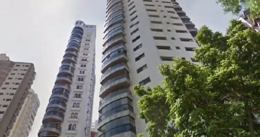 Apt com 190m², com 3 suítes, living ampliado, lavabo, 3 vagas, ar condicionado.