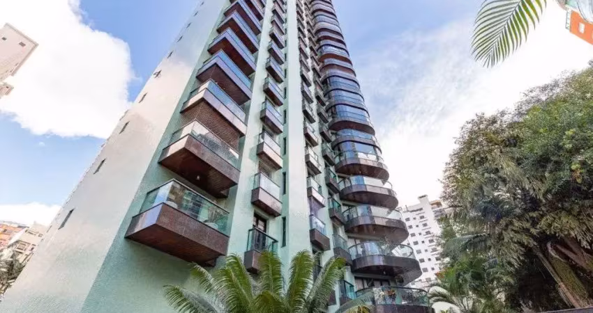 Apartamento com 255 m² de área útil, um por andar 4 suítes, living 3 ambientes, 4 vagas