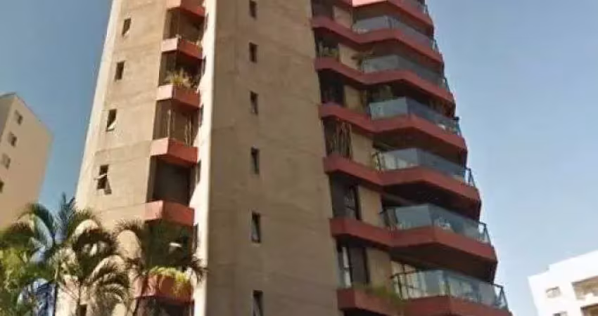 Apartamento com 216m² de área útil, 2 suítes, 3 vagas.