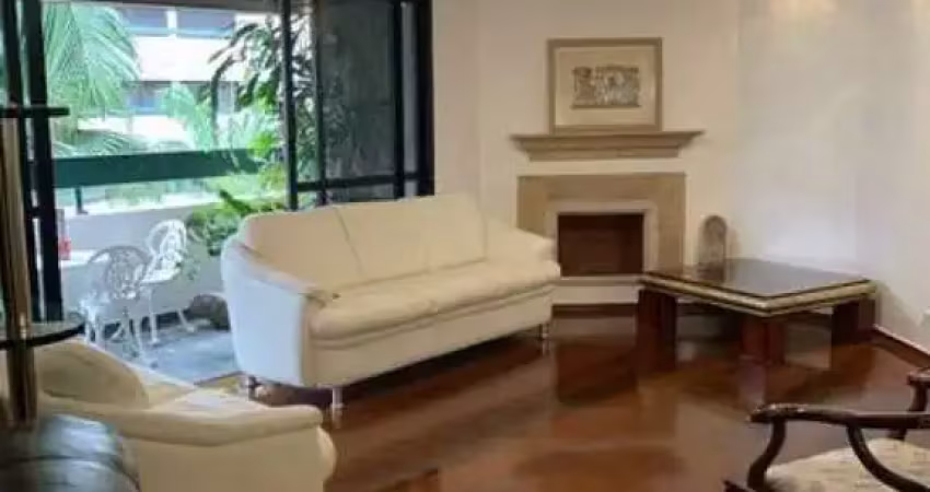 Apartamento reformado com 147m² de área útil, 2 vagas, 3 dormitórios sendo 1 suíte, cozinha.it