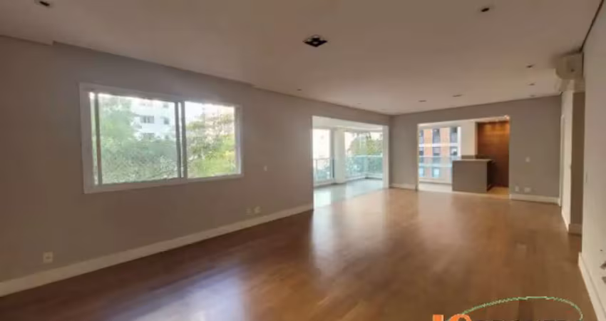 Apartamento com 230 m², 3 dormitórios, sendo 3 suítes, sala ampla para 2 ambientes, 4 vagas