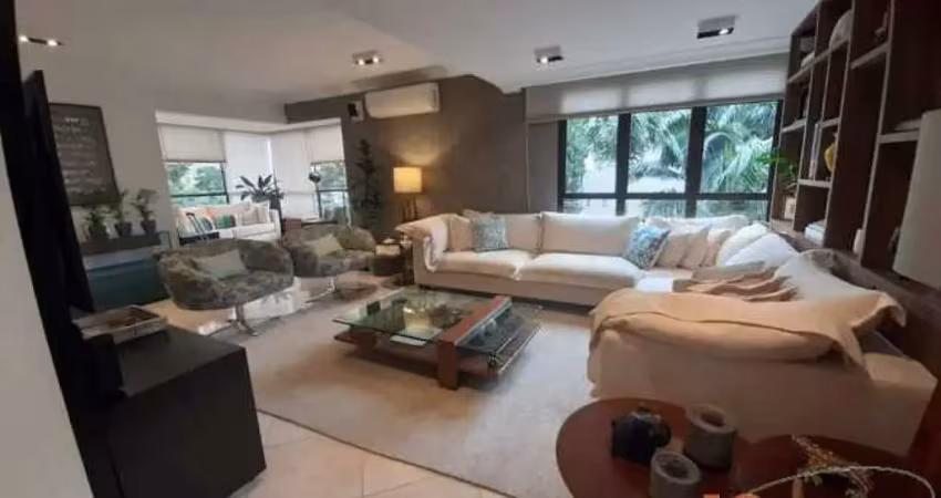 Apartamento com 210m² de área útil, 3 suítes, 4 vagas