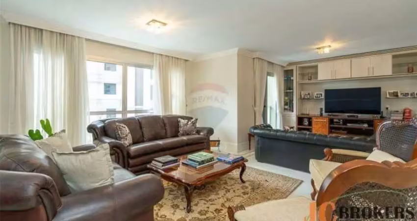 Apartamento com 214m² de área útil,3 dormitórios, sendo 1 deles suíte, 2 vagas