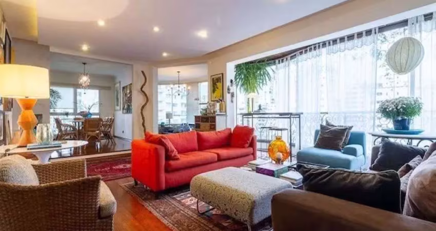 Apto com linda vista, andar alto, com 270m², 4 dormitórios( 1 suíte), 4 banheiros,  4 vagas.