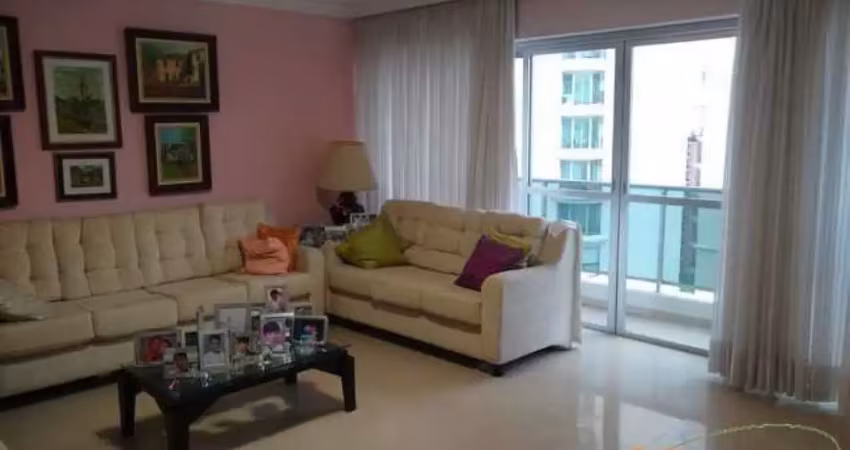 Apartamento com 196 m² de área útil, 4 dormitórios, sendo 1 suíte, 2 vagas