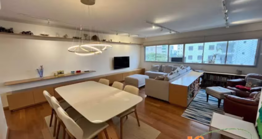 Apartamento reformado com 128 m², 3 dormitórios, sendo 1 suíte, sala para 2 ambientes, 1 vaga