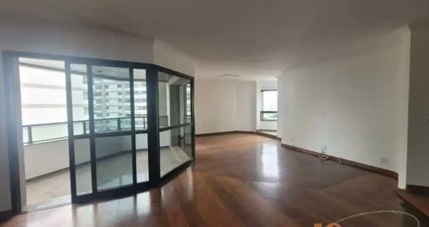 Apartamento com 210 m² de área útil, 4 dormitórios, sendo 2 suítes, 4 vagas