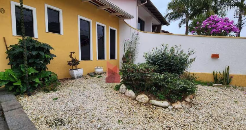 VENDA: Casa Mobiliada com 3 dormitórios no Bairro Dom Bosco em Itajaí