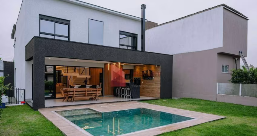 VENDA: Casa Alto Padrão com 3 suítes no Bairro Dom Bosco em Itajaí.