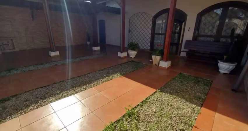 CASA À VENDA COM 04 SUÍTES NO BAIRRO DO ITAGUÁ EM UBATUBA/SP.