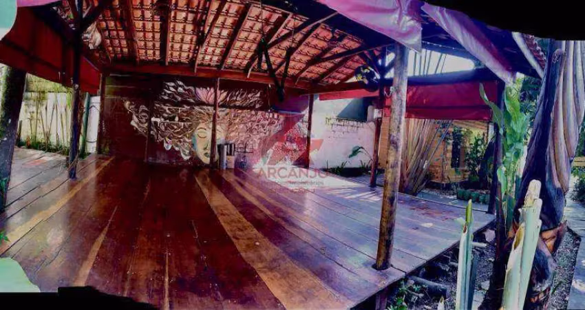 Casa  6 dormitórios, sendo 2 suítes, amplo quintal arborizado. localização privilegiada
