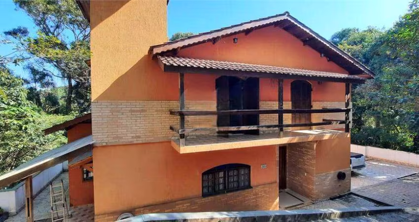 Casa à venda no bairro Caraguatá em Mairiporã/SP
