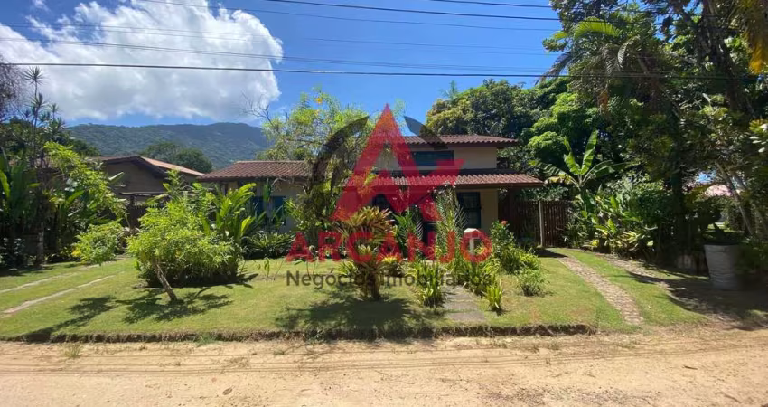 CASA A VENDA NO CONDOMINIO ITAMAMBUCA DE 3 DORMITORIOS PRÓXIMO AO MAR