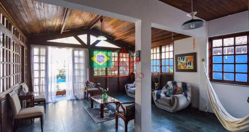 Casa com 05 quartos e 03 suítes, ótima localização em ubatuba.