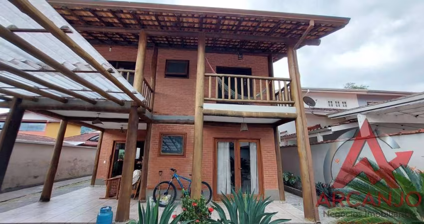 Casa a venda com 4 dormitórios no Jardim Samambaia em Ubatuba/SP.