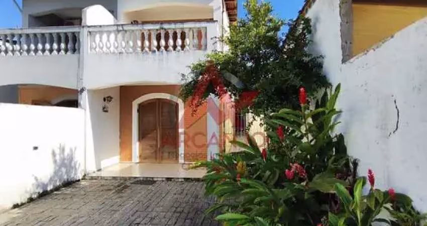 Sobrado  geminada com 03 quartos,  01 suíte , no itagua