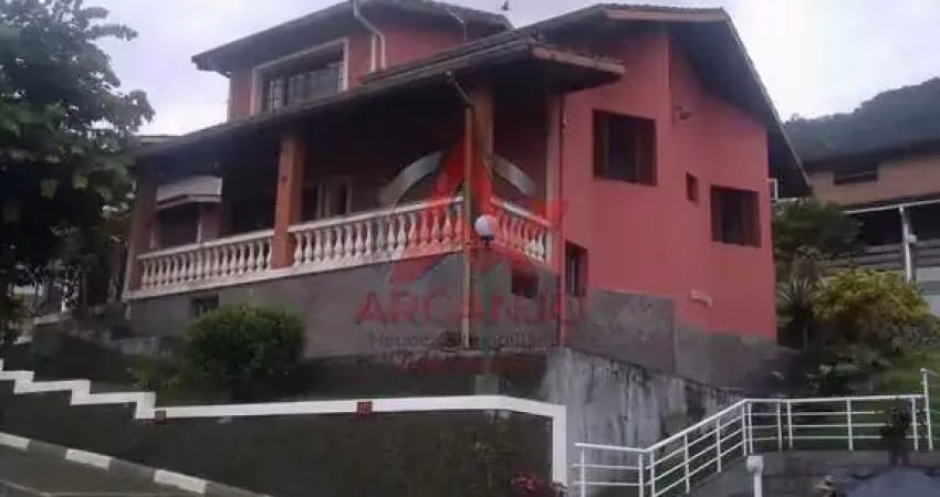 Casa para locação definitiva em condomínio fechado.