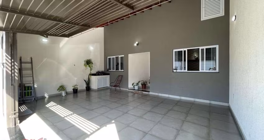 Casa térrea `}a venda c/ 3 dormitórios e 1 suíte