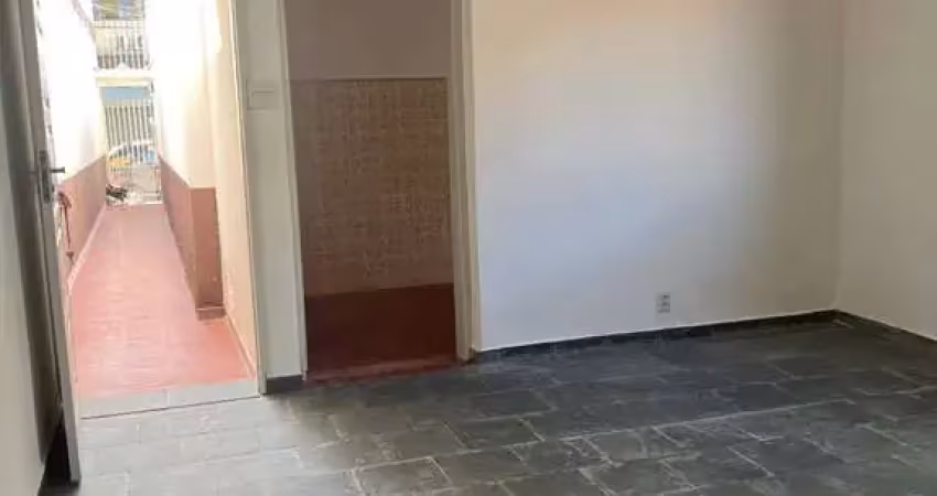 Casa reformada com 1 dormitório, quintal e edícula no cambuci!