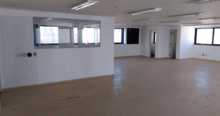 Excelente Conjunto Comercial, Sala de 130m, 4 Banheiros e 4 vagas.
