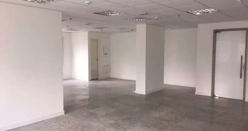 Excelente conjunto comercial, 1 sala de 200m, 4 banheiros, e 4 vagas.