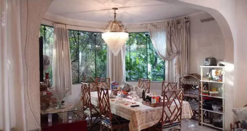 Excelente casa com 5 dorms. sendo 2 suítes, 7 vagas, 470m