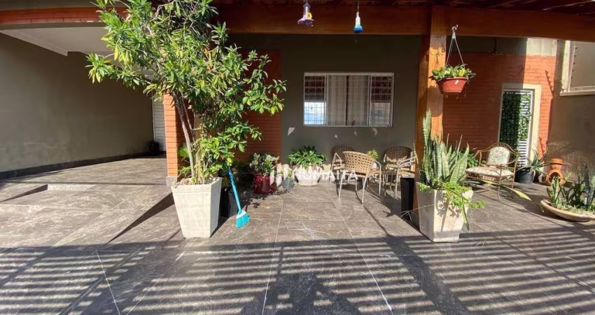Casa com 3 dormitórios, 182 m² - venda por R$ 690.000,00 ou aluguel por R$ 3.500,00/mês - Champagnat - Londrina/PR
