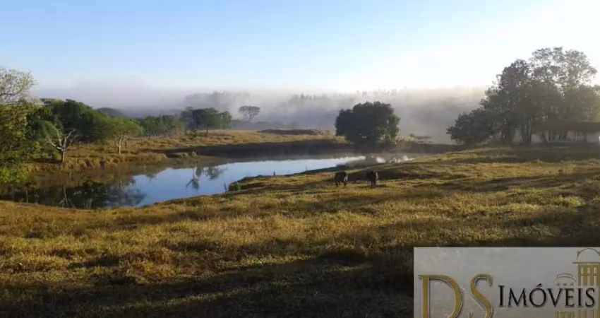Sítio na cidade de porto feliz/sp, com 3,3 alqueires, água, luz, lago, campo de futebol, casa de caseiro, casa sede com 3 dormitórios, piscina e etc