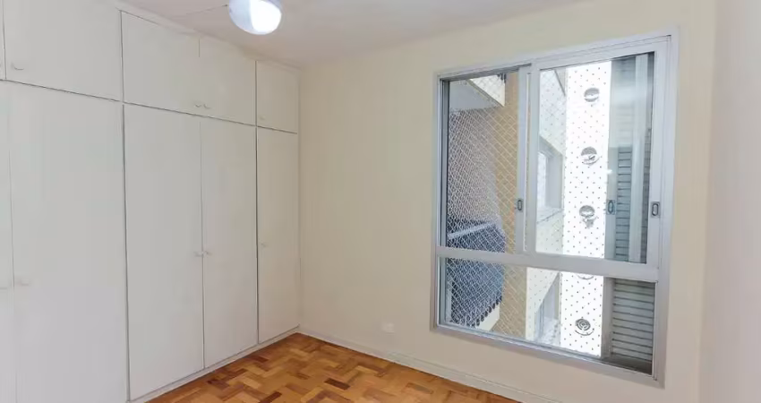 Tudo neste apartamento impressiona: os ambientes amplos, o pé-direito generoso, a excelente iluminação natural e a ventilação cruzada. com uma vista aberta par