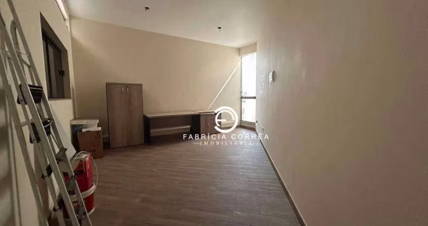 Sala comercial no andar superior com 25 m² e 2 banheiros.