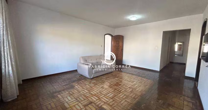 Casa com 3 dormitórios, edícula e quintal amplo à venda