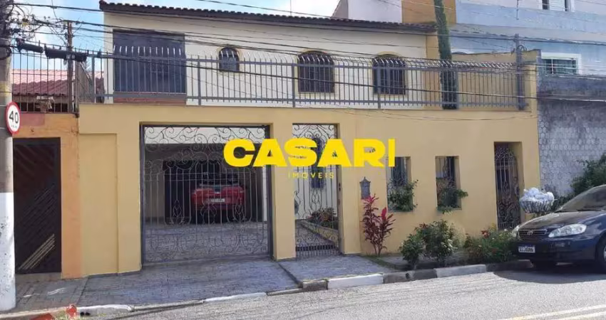 Sobrado à venda com 3 dorms (1 suíte), edícula, 5 vagas, quintal e ótima localização. bairro seguro com fácil acesso à anchieta e ao centro!