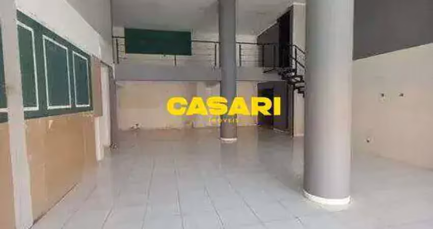 Salão comercial para locação, 250 m², com iluminação natural e 2 banheiros