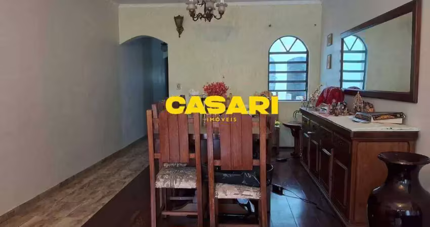 Sobrado amplo com 3 dormitórios, edícula e 3 vagas no baeta neves - são bernardo do campo/sp