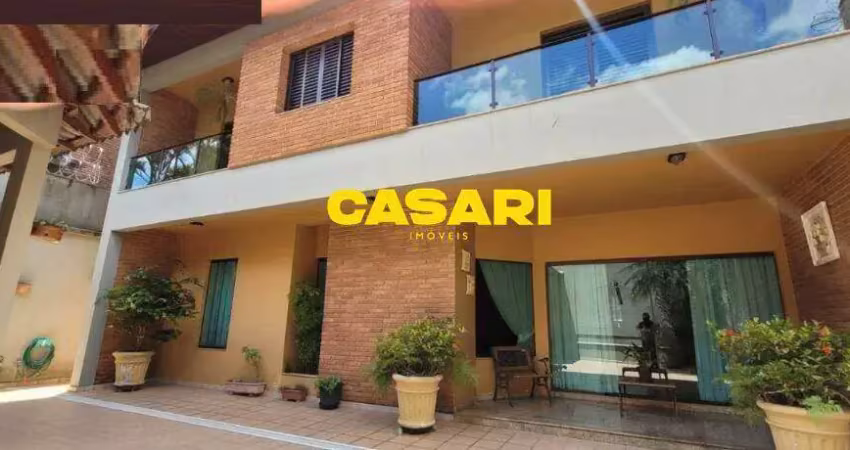 Sobrado alto padrão com 4 suítes à venda – 516m², jacuzzi, energia solar e 5 vagas