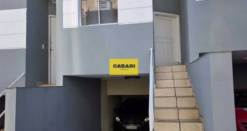 Sobrado em condomínio fechado com 3 dormitórios e quintal com churrasqueira – ótima localização!