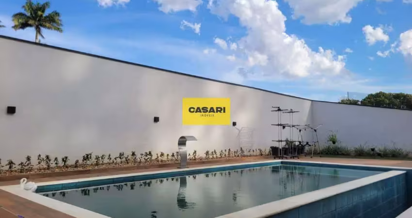 Excelênte casa de alto padrão, em condomínio completo com 3 suítes todas com planejados e piscina com borda infinita.