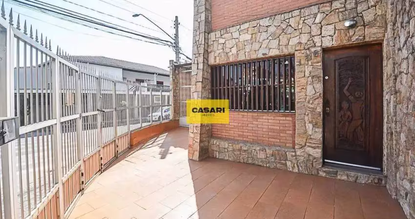Casa espaçosa com 3 quartos, 4 vagas e ótima localização em bairro completo