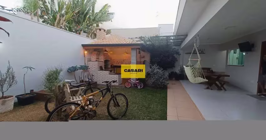 Casa com amplo quintal, 2 dormitórios, cozinha com planejados em bairro próximo a avenida principal em boituva/sp