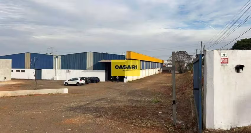 Galpão para locação em boituva – 3.800m² de construção | 8.000m² de terreno | 3 docas | pé direito alto
