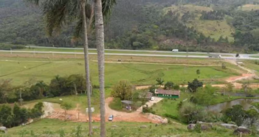 Fazenda de luxo à venda em Paulo Lopes-SC, bairro Penha: 100 hectares, casa principal, piscina e área de lazer completa.