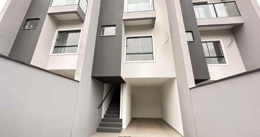 Imperdível oportunidade: Casa à venda em Joinville-SC, bairro Petrópolis, 3 quartos, 1 suíte, 2 salas, 2 banheiros, 2 vagas