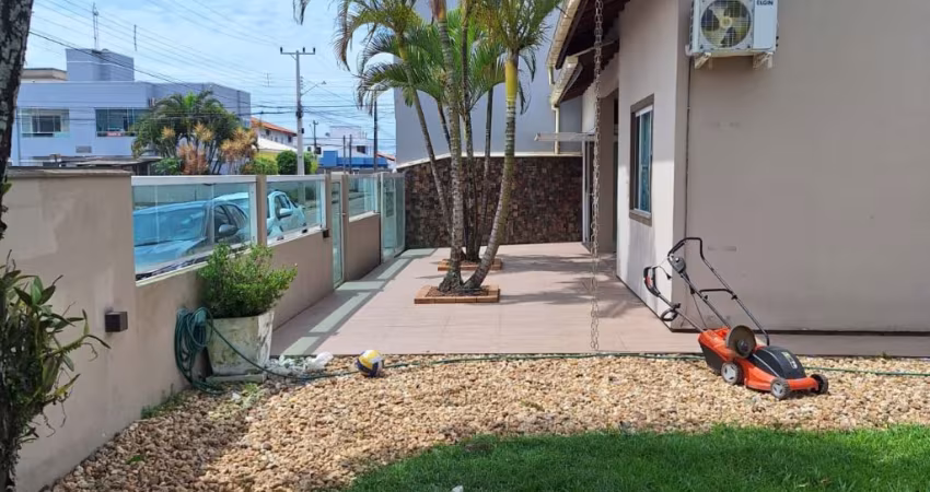 BELÍSSIMA CASA DISPONÍVEL PARA VENDA